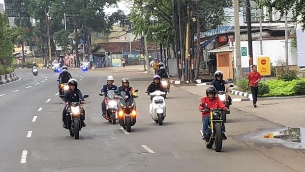 Jokowi mengendarai motor di Tangerang. (Foto: Ray Jordan/detikcom)