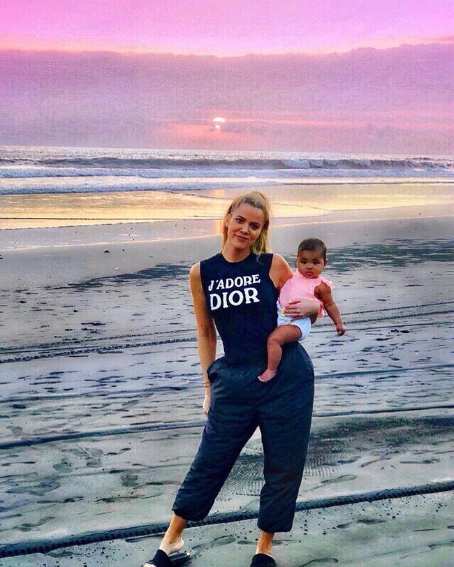 Berpose saat sunset bersama putrinya, True Thompson, Khloe memakai tank-top Dior dan celana 3/4 yang terkesan rileks. (Foto: Instagram/@khloekardashian)