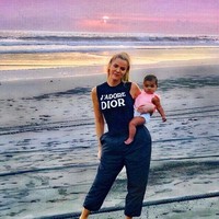 Berpose saat sunset bersama putrinya, True Thompson, Khloe memakai tank-top Dior dan celana 3/4 yang terkesan rileks. (Foto: Instagram/@khloekardashian)