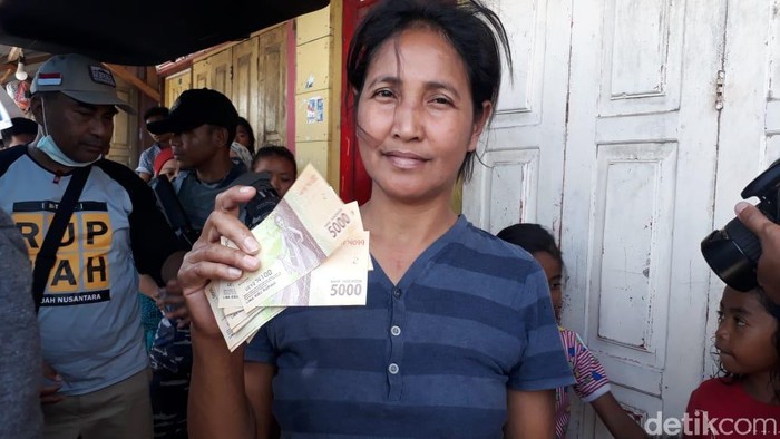 Senangnya Warga Saumlaki Tukar Uang Lecek: Jadi Baru Lagi