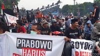 Sebagian dari mereka juga membawa spanduk dan poster dengan berbagai tulisan, antara lain #SaveTampangBoyolali, #2019TetapTampangboyolali, Tolak Prabowo, Prabowo Harus Minta Maaf, Tolak Rasis di Indonesia, Boyolali Bermartabat dan lain-lainnya. 