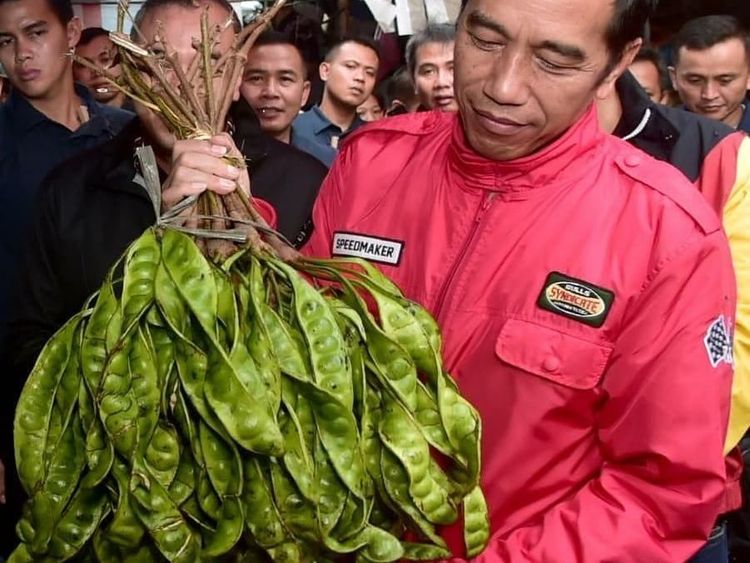 12 Pose Jokowi Saat Blusukan ke Pasar Anyar Tangerang