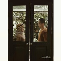 Sang suami, Hanif Fathoni juga memakai busana adat Sunda untuk pria yaitu beskap putih. Ia pun memakai bendo bermotif batik. (Foto: Dok. Hendra Klasik)