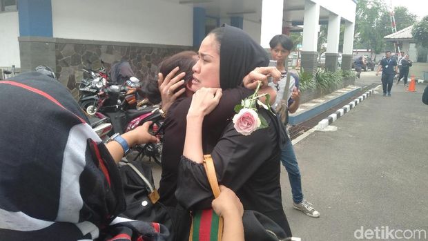 Tiba di Rumah Sakit, Tangis Kerabat Pretty Asmara Pecah