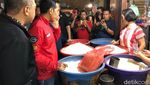 12 Pose Jokowi Saat Blusukan ke Pasar Anyar Tangerang