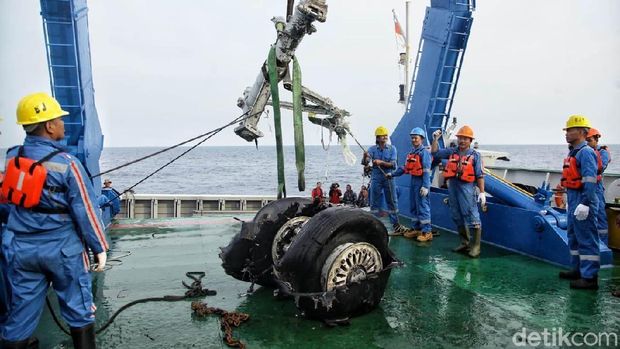 Tim SAR kembali menemukan roda pesawat Lion Air PK-LQP. Saat ini roda tersebut sudah dievakuasi ke Kapal Baruna Jaya I.