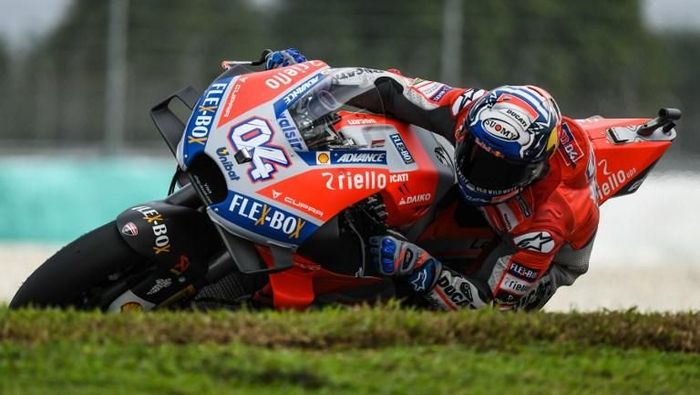 Andrea Dovizioso membidik kemenangan di MotoGP Malaysia. (Foto: Mohd Rasfan/ AFP) Andrea Dovizioso membidik kemenangan di MotoGP Malaysia. (Foto: Mohd Rasfan/ AFP)