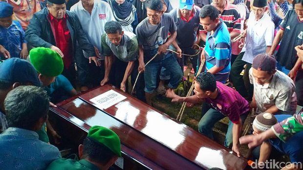 Orang Tua Korban Lion Air PK-LQP Pingsan saat Antar Jenazah Anaknya
