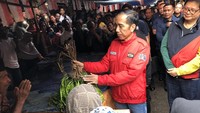 Saat tiba di pasar, banyak pedagang yang meneriakkan nama Jokowi dan mendekat.