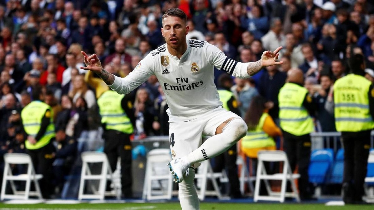 Sikutan Sergio Ramos bikin pemain Viktoria Plzen hidungnya berdarah (REUTERS/Juan Medina)