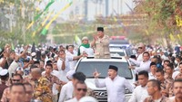 Calon presiden nomor urut 02, Prabowo Subianto, menghadiri acara haul atau peringatan wafat Mbah Priuk. Dia disambut oleh banyak orang di kawasan makam Mbah Priuk. (Dok Gerindra/detikcom)