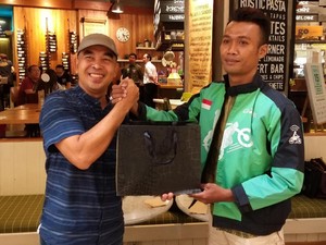 Kisah di Balik Viral Driver Go-Jek Belikan Penumpang Jas Hujan