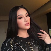 Pada malam grandfinal, Khan juga berhasil menjawab pertanyaan juri dengan baik. Inilah jawabannya saat ditanya apa masalah atau isu yang paling mengkhawatirkan dari generasi milenial: “Jawabanku adalah ketidakpedulian. Kita memiliki terlalu banyak teknologi dan kita memakai media sosial hanya untuk diri kita sendiri. KIta seharusnya menghabiskan waktu untuk memikirkan apa yang sedang terjadi pada bumi sekarang ini. Dan satu tindakan kecil yang dilakukan jutaan orang bisa mengubah dunia.” (Foto: Instagram/@Miss Earth, @1995__npk, @ratuvashti)