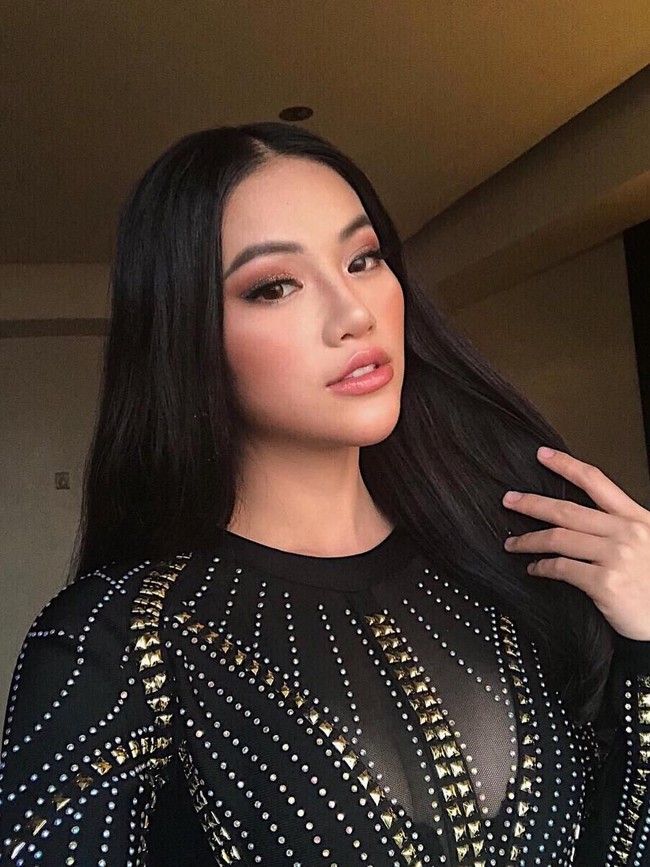 Pada malam grandfinal, Khan juga berhasil menjawab pertanyaan juri dengan baik. Inilah jawabannya saat ditanya apa masalah atau isu yang paling mengkhawatirkan dari generasi milenial: “Jawabanku adalah ketidakpedulian. Kita memiliki terlalu banyak teknologi dan kita memakai media sosial hanya untuk diri kita sendiri. KIta seharusnya menghabiskan waktu untuk memikirkan apa yang sedang terjadi pada bumi sekarang ini. Dan satu tindakan kecil yang dilakukan jutaan orang bisa mengubah dunia.” (Foto: Instagram/@Miss Earth, @1995__npk, @ratuvashti)