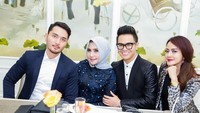 Wanita yang akrab disapa Lia ini juga hobi traveling dan makan. Beberapa kali Lia memamerkan pose makannya lewat instagram. Seperti saat kumpul bersama tiga rekannya ini. Foto: instagram @lia_dahlianaaa