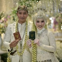 Saat akad nikah, Melody memakai busana adat sunda. Ia tampil cantik memakai siger dengan hiasan bunga melati. Foto: Dok. Hendra Klasik