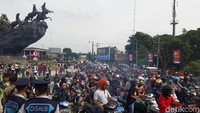 Mereka pawai naik sepeda motor keliling kota, tak sedikit yang melepas knalpotnya.