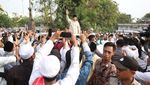 Potret Prabowo Sapa Warga dan Gendong Anak di Haul Mbah Priuk