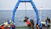 Tim SAR mengangkat roda pesawat dari dasar laut.