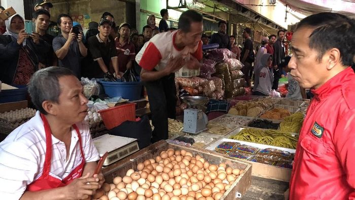 Foto: Presiden Joko Widodo (Jokowi) meninjau langsung harga di Pasar Anyar, Tangerang (Jordan-detikcom). Foto: Presiden Joko Widodo (Jokowi) meninjau langsung harga di Pasar Anyar, Tangerang (Jordan-detikcom).