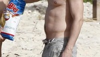 Berbeda dengan karakter James Bond yang serius, kalau Daniel punya kepribadian yang lebih santai. Berjemur di pantai sambil memakan keripik kentang renyah jadi pilihannya. Foto: Istimewa