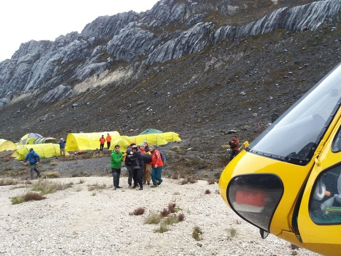 Seorang pendaki gunung Cartensz meninggal dunia saat proses pendakian ke Puncak Carstensz Pyramid. Pendaki itu diduga meninggal karena kejatuhan batu.