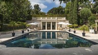 Dia menggeser posisi rumah bekas David Geffen di Malibu, yang dimenangkan dengan kisaran harga US$ 85 juta pada Mei 2017. Istimewa/Architectural Digest.