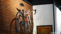 Semua sepeda harus dibawa masuk ke dalam, di sini sepeda adalah raja, tutur Rezy Arifin salah satu pesepeda di Kayuh Club House, yang ditemui pada Jumat (2/11/2018). (Foto : Annissa Widya Davita / detikHealth) 