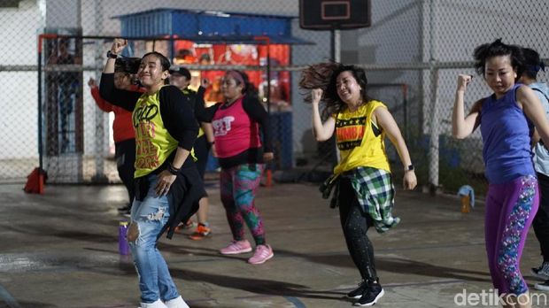 Salah satu sesi olahraga malam 'Zumba Night' di kawasan Alam Sutera Tengerang.