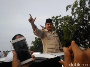 Prabowo Hadiri Haul Mbah Priuk, Warga Antusias