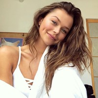 Di usia yang cukup muda, ia pun terpilih menjadi salah satu model Victorias Secret. Kepada Vogue, wanita asal Australia itu mengonfirmasi bahwa ia akan berpartisipasi dalam parade lingerie akbar tahunan tersebut. (Foto: Instagram/@alannahwalton)