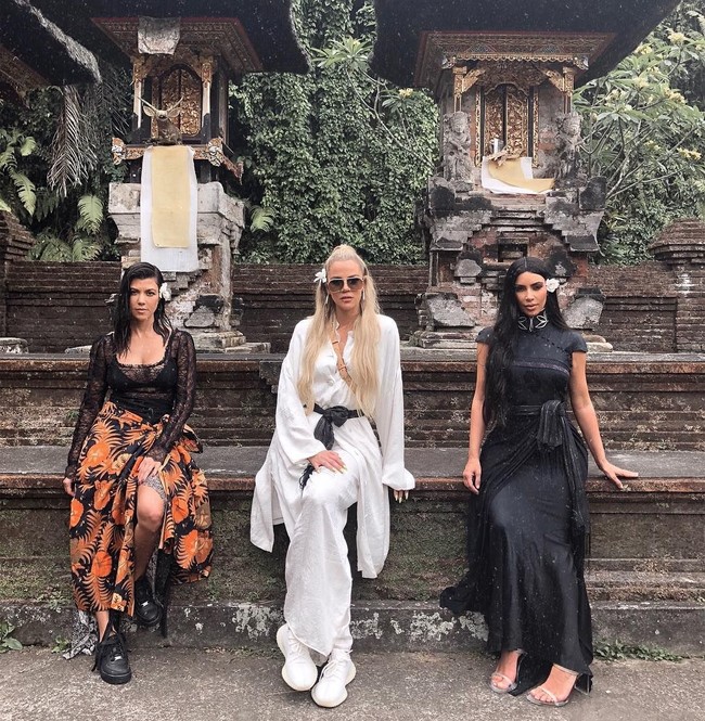 Inilah gaya seksi trio Kardashian, Kourtney, Khloe dan Kim, saat menyambangi sebuah pura di sela liburan mereka di Bali. Tetap ada sentuhan etnik dengan kain-kain menjuntai, namun terasa urban berkat sneakers yang menjadi andalan. Foto: Instagram/@khloekardashian