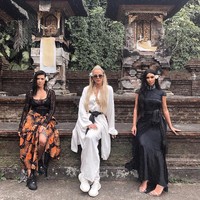 Inilah gaya seksi trio Kardashian, Kourtney, Khloe dan Kim, saat menyambangi sebuah pura di sela liburan mereka di Bali. Tetap ada sentuhan etnik dengan kain-kain menjuntai, namun terasa urban berkat sneakers yang menjadi andalan. Foto: Instagram/@khloekardashian