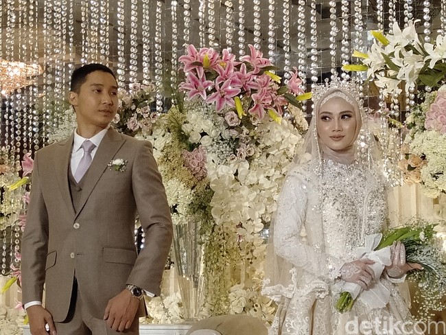 Melody juga memilih make up dan hijab styling dari vendor asal Bandung tersebut. Ia memakai hijab segi empat dengan aksen renda di bagian dalam. Foto: Veynindya/detikHOT