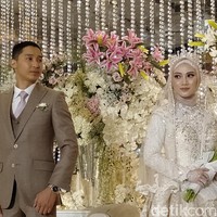 Melody juga memilih make up dan hijab styling dari vendor asal Bandung tersebut. Ia memakai hijab segi empat dengan aksen renda di bagian dalam. Foto: Veynindya/detikHOT