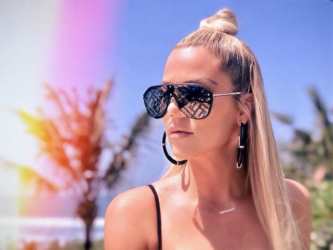 Khloe Kardashian melindungi matanya dari panas sinar matahari bali dengan kacamata Fendi yang stylish. (Foto: Instagram/@khloekardashian)