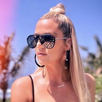 Khloe Kardashian melindungi matanya dari panas sinar matahari bali dengan kacamata Fendi yang stylish. (Foto: Instagram/@khloekardashian)