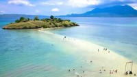 Di hari-hari tertentu, laut di Pantai Lariti akan terbelah, menyisakan jalan setapak yang menghubungkan pantai ini dengan pulau mungil di sisi timur. Fenomena alam ini dipengaruhi oleh gaya gravitasi bulan. (dok. Dispar Bima)