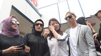 Beberapa sahabat Pretty Asmara terlihat sedih saat berada di RS Pengayoman. Foto: Noel/detikHOT