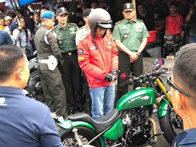 Begini Gaya Jokowi Sunmori ke Pasar Anyar