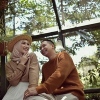 Baik saat akad maupun resepsi, Melody memilih gaya hijab yang sederhana. Di kesehariannya, Melody Prima juga memilih gaya hijab yang simple seperti tren hijab sekarang ini. (Foto: Dok. Hendra Klasik)