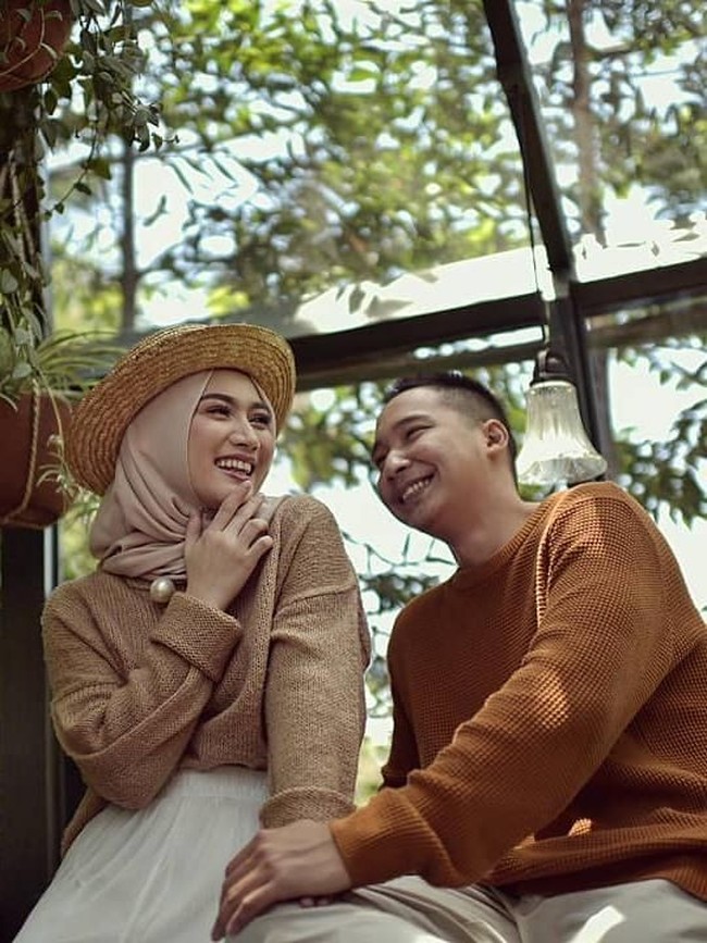 Baik saat akad maupun resepsi, Melody memilih gaya hijab yang sederhana. Di kesehariannya, Melody Prima juga memilih gaya hijab yang simple seperti tren hijab sekarang ini. (Foto: Dok. Hendra Klasik)