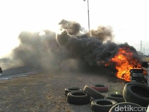 Dipukul Mundur, Suporter Tak Bertiket Rusak Fasilitas Stadion Bung Tomo