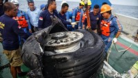 Roda pesawat diletakkan di geladak Kapal Baruna Jaya I sebelum dipindah ke Landing Craft Utility KRI Banda Aceh.