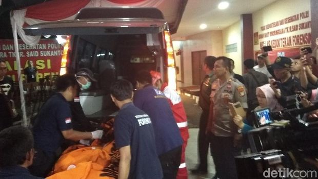 Kantong jenazah korban Lion Air PK-LQP tiba di RS Polri tadi malam. 