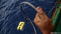 Remote Operated Vehicle (ROV) diterjunkan untuk mendeteksi sinyal cockpit voice recorder (CVR) Lion Air PK-LQP.