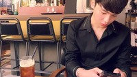 Menunggu makan siang, Key ditemani segelas minuman teh. Slurpp! Foto: Instagram bumkeyk