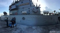 Lewat jalur laut, BI menggunakan kapal perang milik TNI AL untuk mengantar uang ke pulau-pulau terpencil Indonesia.