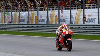 Marquez menyalip Zarco di empat lap. Sementara Rossi masih tak terkejar hingga balapan berjalan 10 lap. Jarak dengan Marquez di posisi kedua sekitar 0,7 detik. Reuters/Lai Seng Sin.