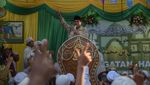 Potret Prabowo Sapa Warga dan Gendong Anak di Haul Mbah Priuk